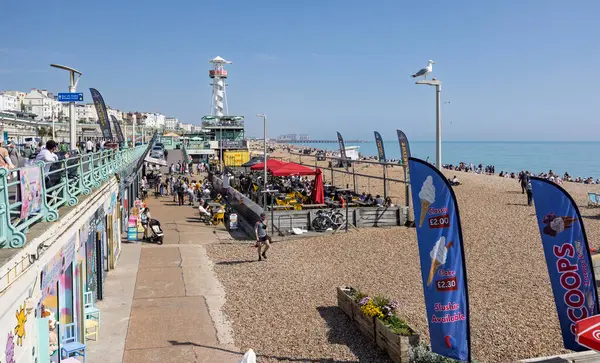 Brighton plajı ve sahil kafeleri 27 Nisan 2025 'te Brighton, Sussex, İngiltere' deki rıhtımdan doğuya bakıyor.