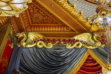Brighton, Sussex, İngiltere 'deki Brighton Royal Pavilion' daki Müzik Odası 'nın tavanında 28 Nisan 2025' te bir çift altın ateş soluyan ejderha.