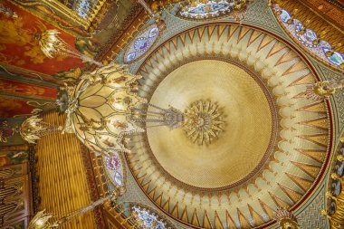 28 Nisan 2025 'te Brighton, Sussex, İngiltere' de bulunan Brighton Royal Pavilion 'daki Müzik Odası' nda süslü nilüfer şekilli avizeler ve karmaşık tavan ve boyalı camlar bulundu.