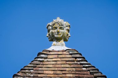 17 Mayıs 2025 'te İngiltere' nin Shaftesbury, Dorset kentindeki Shaftesbury Abbey Müzesi 'nin çatısındaki dört sezonu temsil eden Ortaçağ Taş Kafaları