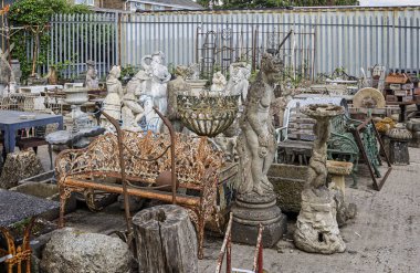 22 Mayıs 2025 'te İngiltere' nin Somerset kentindeki Frome Islah Bahçesi 'nde taş heykeller ve bahçe eşyalarının çeşitliliği
