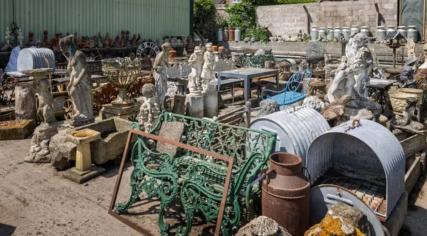 22 Mayıs 2025 'te İngiltere' nin Somerset kentindeki Frome Islah Bahçesi 'nde taş heykeller ve bahçe eşyalarının çeşitliliği