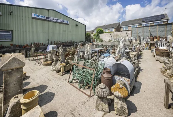 22 Mayıs 2025 'te İngiltere' nin Somerset kentindeki Frome Islah Bahçesi 'nde taş heykeller ve bahçe eşyalarının çeşitliliği