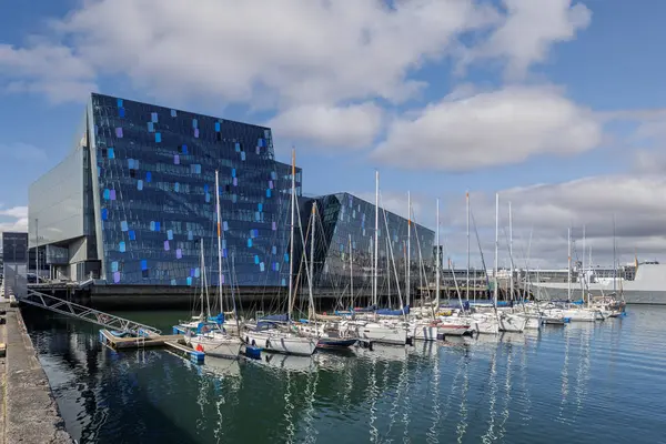 8 Haziran 2025 'te İzlanda' nın Reykavik limanındaki ünlü Harpa Konser Salonu ve Konferans Merkezi