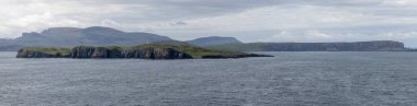 Outer Hebrides, İskoçya 'da bazalt kayalıkları olan engebeli bir adanın panoraması.