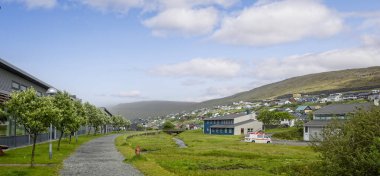 Runavik kasabasının Panorama 'sı 3 Haziran 2025' te Runavik, Faroe Adaları 'ndaki okulun yanındaki patikadan görüldü.