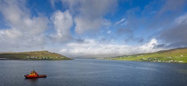 Fiyortlu Panorama, Runavik 'i Strendur' dan 3 Haziran 2025 'te Faroe Adaları' ndaki deniz altı tünel girişleriyle ayırıyor.