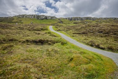 3 Haziran 2025 'te Runavik, Faroe Adaları' ndaki Toftavatn Parkı 'ndaki Craggy kayalıkları ve şelalesi