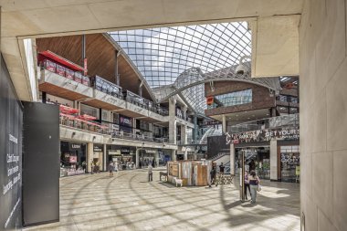 26 Haziran 2025 'te İngiltere' nin Bristol kentindeki Cabot Circus alışveriş merkezinde perakende satış mağazaları