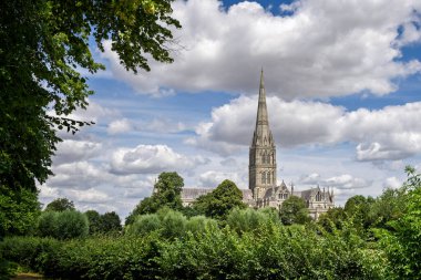 Salisbury, Wiltshire, İngiltere 'deki The Close' dan 3 Temmuz 2025 'te Salisbury Katedrali' nin çerçeveli görüntüsü