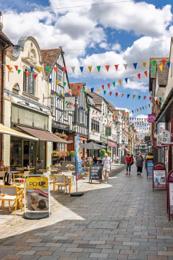 Butcher Row - 3 Temmuz 2025 'te İngiltere' nin Wiltshire şehrinde sadece kafeleri ve dükkanları olan tarihi yayalar