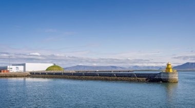 8 Haziran 2025 'te İzlanda' nın Reykjavik limanında Ingolfsgardur Deniz Feneri ve Pufa Sanat Kurulumu