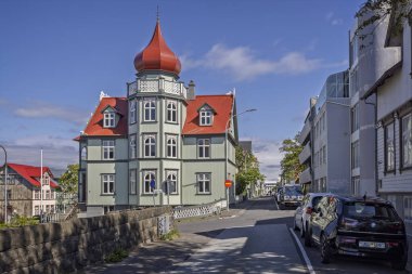 8 Haziran 2025 'te Reykjavik, İzlanda' da kendine özgü kırmızı kubbesi olan büyük kırmızı ve yeşil bir kale.