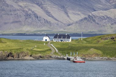 8 Haziran 2025 'te İzlanda' da Yoko Ono 'nun Imagine Peace Tower' ına ev sahipliği yapan Reykjavik açıklarındaki Videy Adası 'na demir attı.