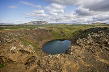 İzlanda bayrağı Kerid volkanik krater gölü girişinde 9 Haziran 2025 'te İzlanda' nın Grimsnes bölgesinde, Altın Çember boyunca yer almaktadır.