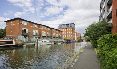 Eski Royal Worcester fabrika binaları Worcester & Birmingham Kanalı boyunca 14 Temmuz 2025 'te Worcester, Worcestershire, İngiltere' de dairelere sıkıştırıldı.