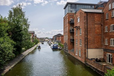 Worcester & Birmingham Kanalı Worcester, Worcestershire, İngiltere 'deki Mill Street köprüsünden 14 Temmuz 2025