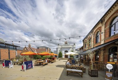 Goodroots cafe, Royal Worcester, Worcestershire, İngiltere 'de 14 Temmuz 2025 tarihinde Royal Worceser Müzesi ve Royal Porselen çalışmaları