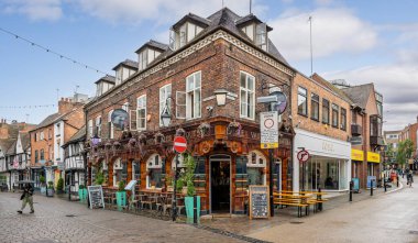 15 Temmuz 2025 'te Worcester, Worcestershire, İngiltere' deki Friar Caddesi 'ndeki Tarihi Kartal Kasaları Tavernası