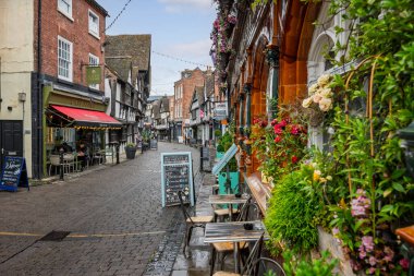 Worcester, Worcestershire, İngiltere 'de, 15 Temmuz 2025' te, Friar Caddesi 'ndeki tarihi Kartal Kasaları Tavernası, yarı ahşap Tudor evleri ile kaplandı.