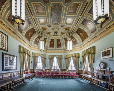 Worcester, Worcestershire, İngiltere 'deki tarihi Guilghall' daki süslü Konsey Odası 15 Temmuz 2025