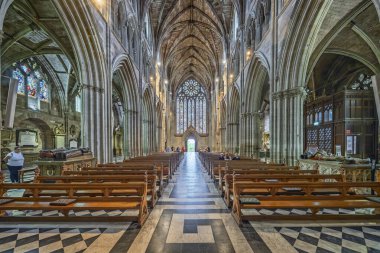 Worcester Katedrali 'nin içinde 15 Temmuz 2025' te Worcester, Worcestershire, İngiltere 'nin batı ucundaki muhteşem vitraylı tavan ve görkemli pencere.