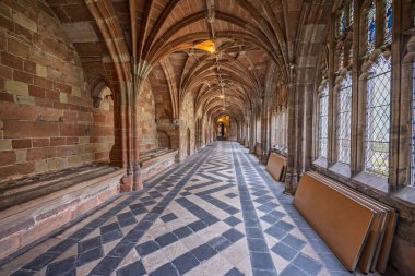 Worcester Katedrali 'ndeki 15 Temmuz 2025' te Worcester, Worcestershire, İngiltere 'deki yüksek tavanlı ortaçağ manastırı manzarası