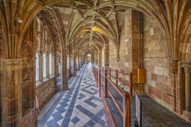 Worcester Katedrali 'ndeki 15 Temmuz 2025' te Worcester, Worcestershire, İngiltere 'deki yüksek tavanlı ortaçağ manastırı manzarası