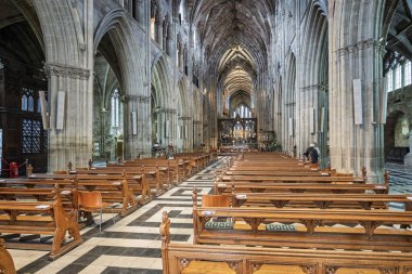 Worcester Katedrali 'nin içinde 15 Temmuz 2025' te Worcester, Worcestershire, İngiltere 'deki sunağa doğru yükselen tavan ve bakılan yer.