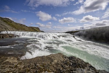 Gullfoss şelalesinin 9 Haziran 2025 'te Güney İzlanda' daki kanyon boyunca akan sularla muhteşem manzarası.