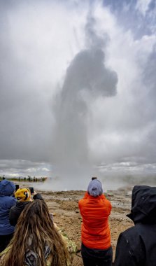 9 Haziran 2025 'te İzlanda' nın Haukadalur jeotermal bölgesinde sıcak su kaynağı püsküren Strokkur Geysir