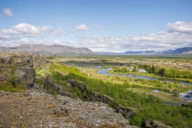 9 Haziran 2025 'te İzlanda' da Thingvellir Ulusal Parkı 'ndaki Avrasya ve Amerikan tektonik plakaları arasındaki yarık vadisinde kar kaplı dağlar