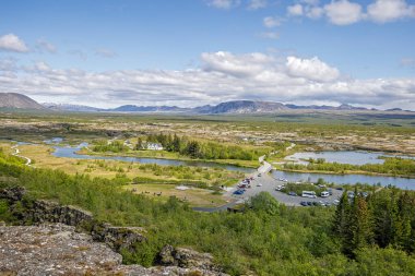 9 Haziran 2025 'te İzlanda' da Thingvellir Ulusal Parkı 'ndaki Avrasya ve Amerikan tektonik plakaları arasındaki yarık vadisinde kar kaplı dağlar