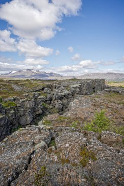 9 Haziran 2025 'te İzlanda' da Thingvellir Ulusal Parkı 'ndaki Avrasya ve Amerikan tektonik plakaları arasındaki yarık vadisinde kar kaplı dağlar