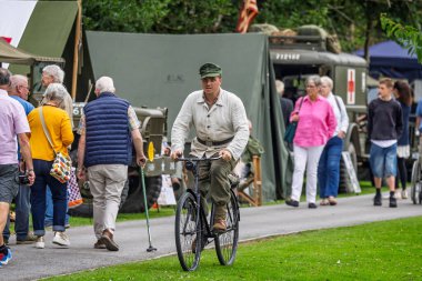 II. Dünya Savaşı 'nın 80. yıldönümünde Warminster Park, Wiltshire, İngiltere' de bisiklet süren bir Alman askeri gibi giyinmiş aktör, 27 Temmuz 2025