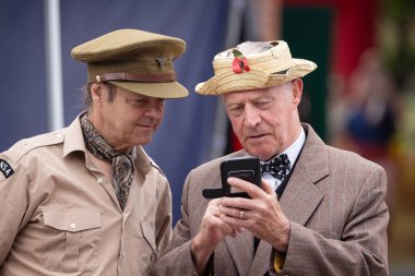 Dünya Savaşı 'nın 80. yıldönümünde Warminster Park, Wiltshire, İngiltere' de 27 Temmuz 2025 tarihinde, cep telefonlu Bud Flanagan aktörüne ve ENSA üniformalı oyuncuya övgü.