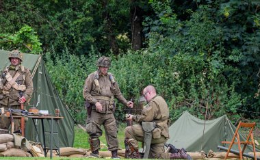 II. Dünya Savaşı 'nın 80. yıldönümünde İngiltere' nin Wiltshire kentindeki Warminster Park 'ta savaş yorgunluğu çeken 2.