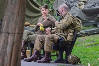 İkinci Dünya Savaşı 'nın 80. yıldönümünde Warminster Park, Wiltshire, İngiltere' de savaşan erkek ve kadın oyuncular 2.