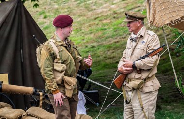 II. Dünya Savaşı 'nın 80. yıldönümünde İngiltere' nin Wiltshire kentindeki Warminster Park 'ta çöl elbisesi giymiş bir SAS subayı ve Paraşüt Alayı askeri kılığındaki aktörler.
