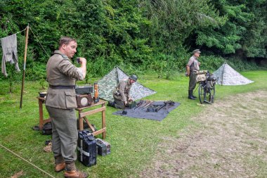 II. Dünya Savaşı 'nın 80. yıldönümünde İngiltere' nin Wiltshire kentindeki Warminster Park 'ta kamp gezisinde 2.