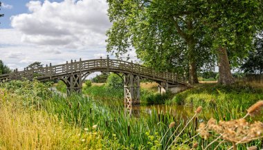 Croome Court, Worcester, Worcestershire, İngiltere yakınlarındaki Croome Court 'ta bulunan ahşap Çin Köprüsü, 16 Temmuz 2025