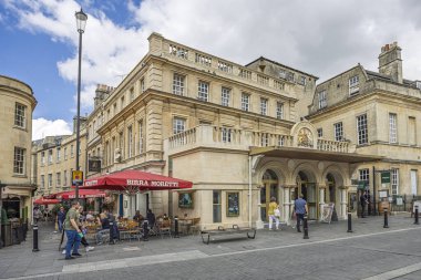31 Temmuz 2025 tarihinde İngiltere 'nin Saw Close, Bath, Somerset kentindeki tarihi Bath Theatre Royal ve Garrick' s Head Bar