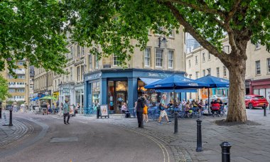 31 Temmuz 2025 'te İngiltere' nin merkezindeki Kingsmead Meydanı 'nda akşam yemeği