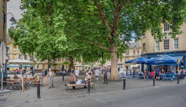 31 Temmuz 2025 'te İngiltere' nin merkezindeki Kingsmead Meydanı 'nda akşam yemeği