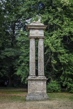 9 Ağustos 2025 'te İngiltere, Wiltshire' daki Lacock Abbey 'de kadın başlı bir Sfenks heykeli.