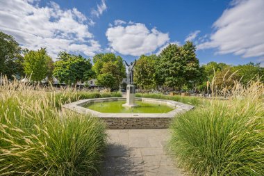 Holst heykeli 21 Ağustos 2025 'te Imperial Gardens, Cheltenham, Gloucestershire' da besteci Gustav Holst 'u kutluyor.