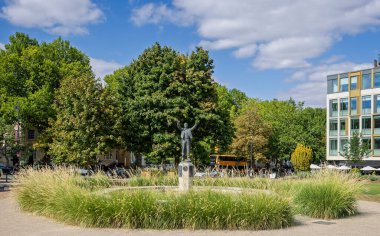 Holst heykeli 21 Ağustos 2025 'te Imperial Gardens, Cheltenham, Gloucestershire' da besteci Gustav Holst 'u kutluyor.