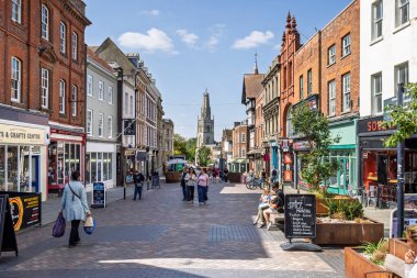 Gloucester 'ın merkezindeki Westgate caddesi boyunca 22 Ağustos 2025' te Goucestershire, İngiltere 'deki St. Nicholas Kilisesi' ne doğru bakın.