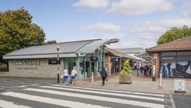 Clarks Village tabelası ve 2 Ekim 2025 'te Clark Village alışveriş merkezinin merkezine giden zebra geçidi.