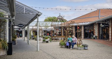 2 Ekim 2025 'te, Clarks Village alışveriş merkezi, Street, Somerset, İngiltere' deki mağazalar, restoranlar ve açık hava oturma alanı